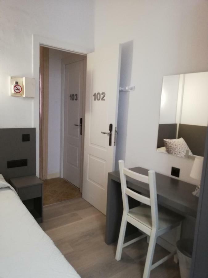 Hostal Parellades Sitges Dış mekan fotoğraf